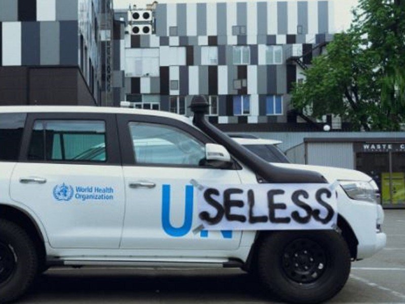 В Киеве на авто ООН наклеили плакат "несостоятельные"