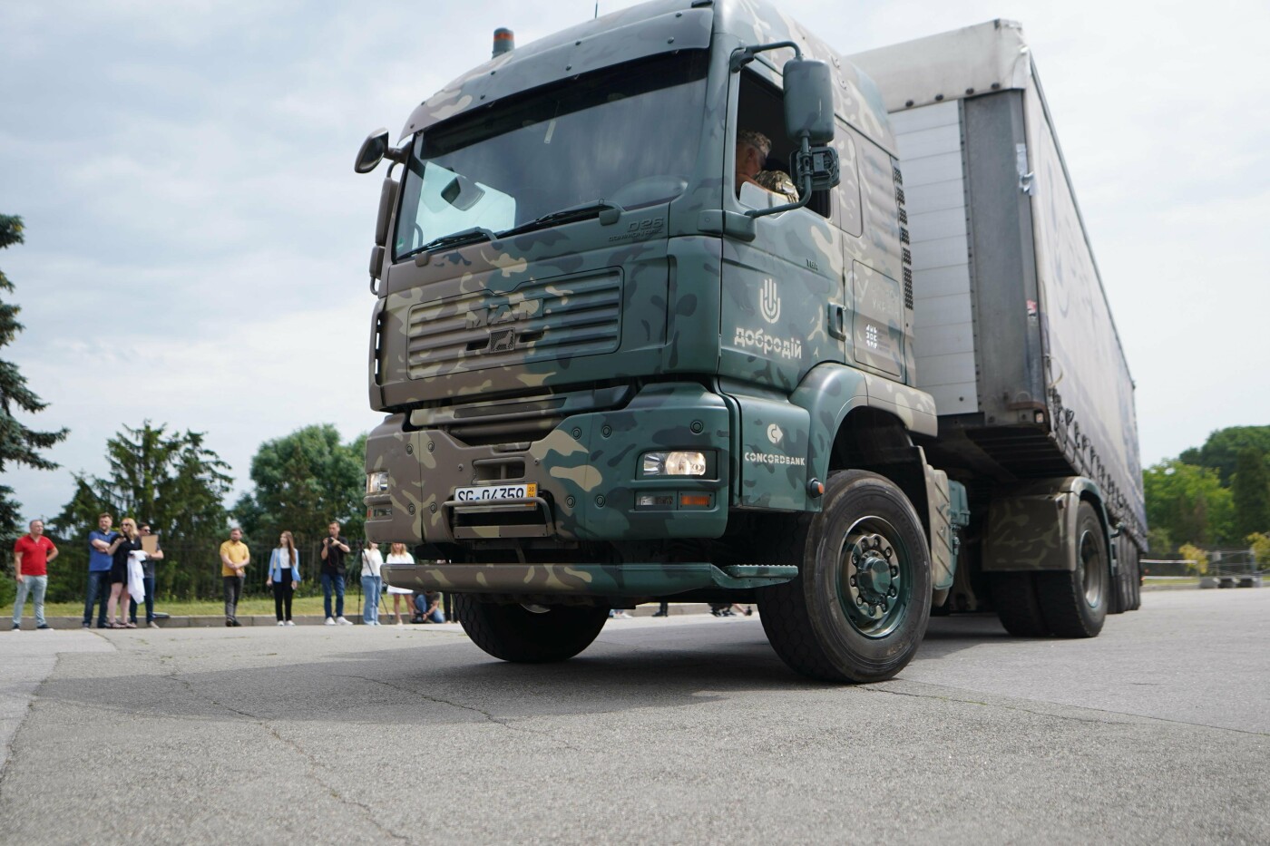 Волонтери передали ЗСУ партію великогабаритних вантажівок