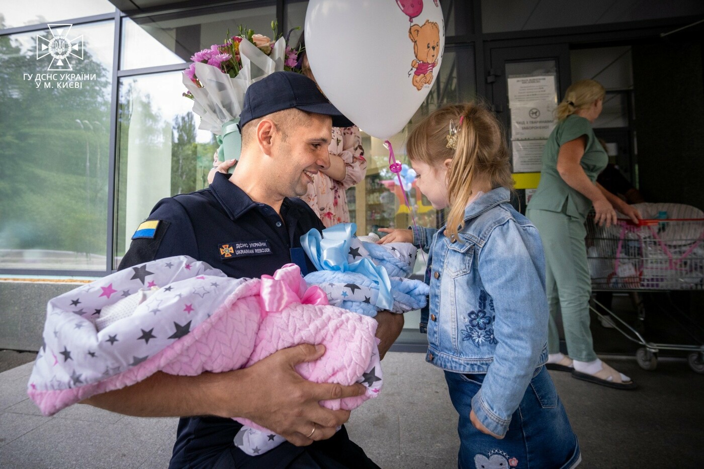 У Києві татусь-рятувальник влаштував родині сюрприз  на виписку з пологового