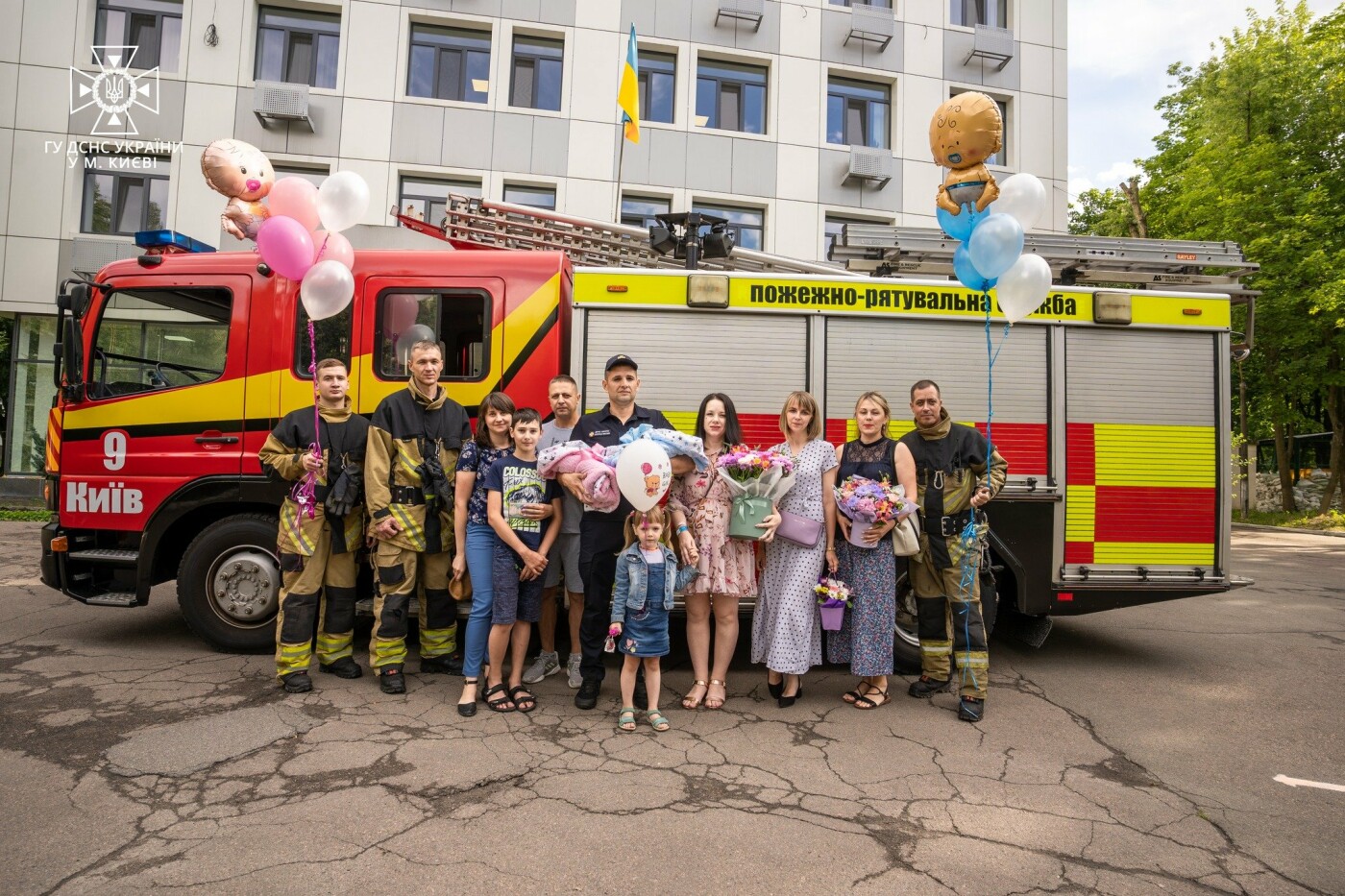 В Киеве отец-спасатель устроил семье сюрприз на выписку из родильного