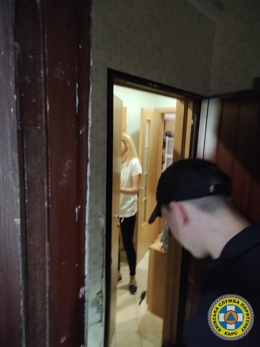У Києві рятувальники звільнили з “пастки” дворічну дівчинку