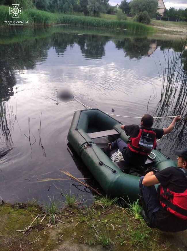 На Київщині рятувальники дістали з озера тіло потопельника