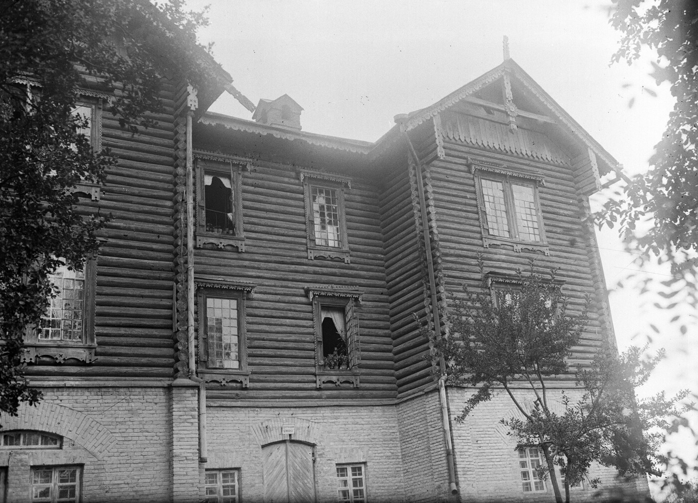 1930-1934 Кирилівська лікарня. Один з корпусів психіатричної лікарні на Кирилівській вулиці.