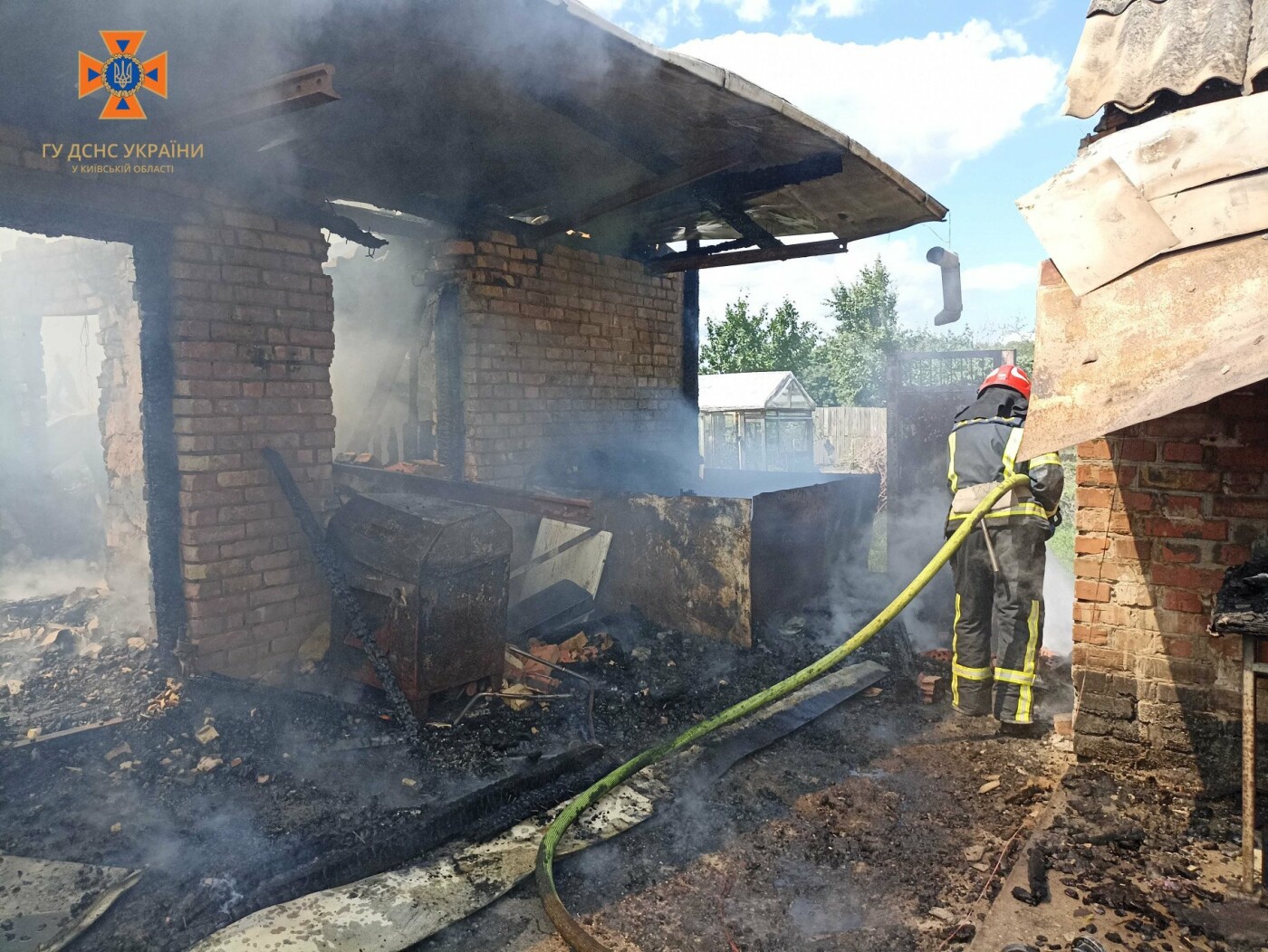 На Київщині чоловік отримав опіки, намагаючись самостійно загасити пожежу