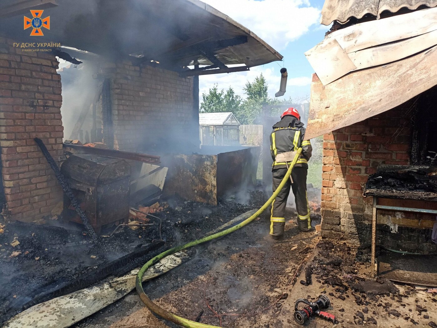 На Київщині чоловік отримав опіки, намагаючись самостійно загасити пожежу