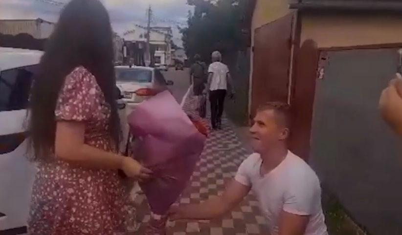 На Київщині поліцейські допомогли хлопцю освідчитися коханій