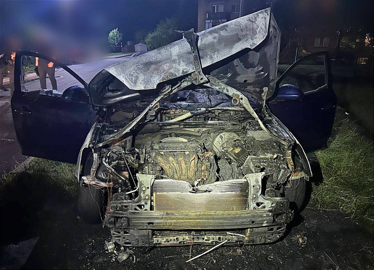 На Київщині “друзі” через помсту спалили авто чоловіка