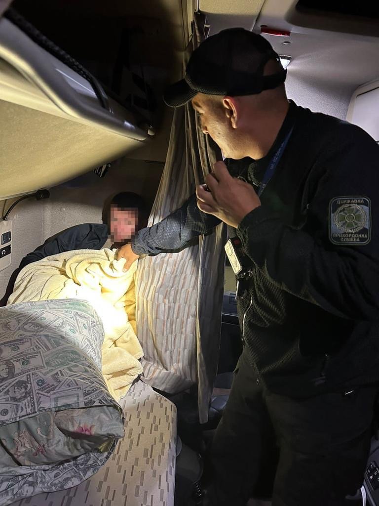 На КПП «Ягодин» прикордонники затримали ухилянта, який ховався в ліжку далекобійника