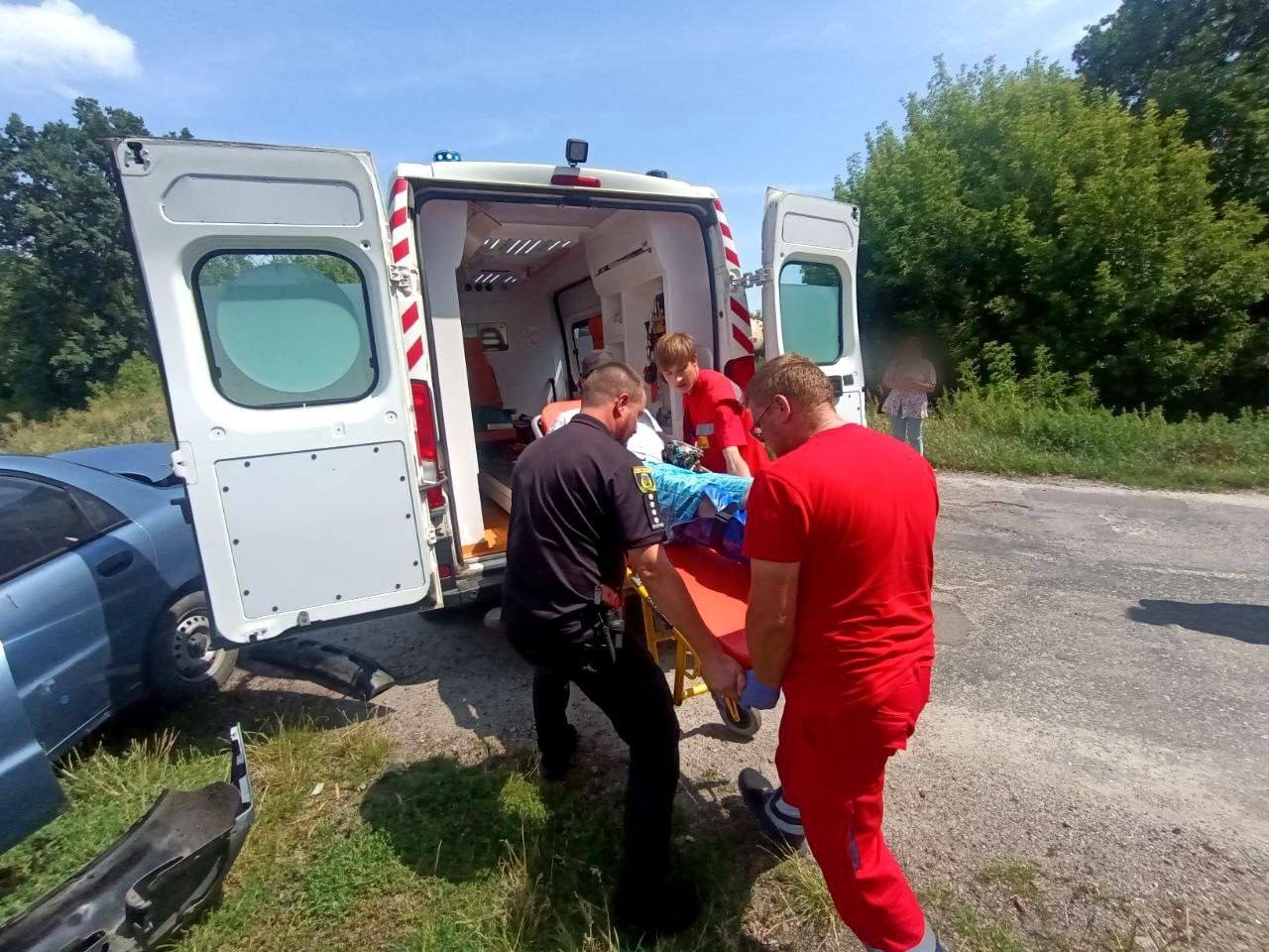 Водитель легковушки врезался в локомотив в Киевской области