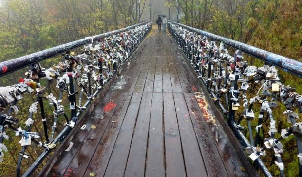 Міст закоханих в Маріїнському парку