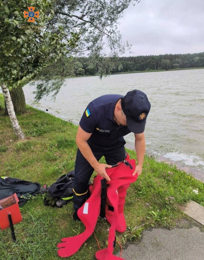 В Киевской области спасатели изъяли тело утопленника из воды