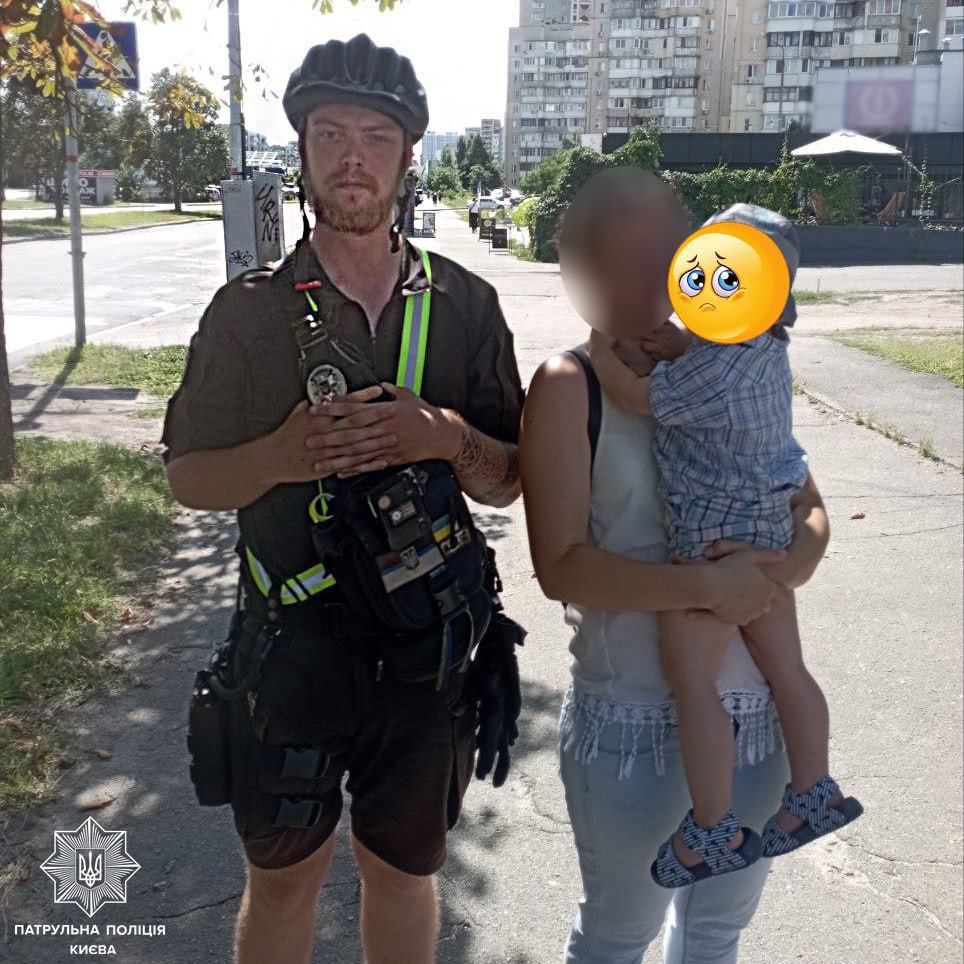 В Києві поліцейські повернули матері 2-річного сина