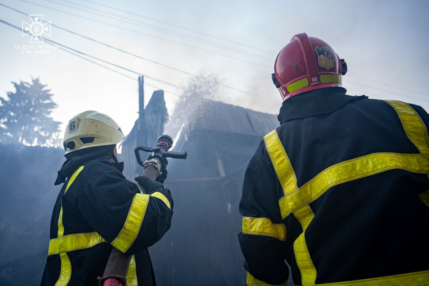 У Києві через сміття палала будівля