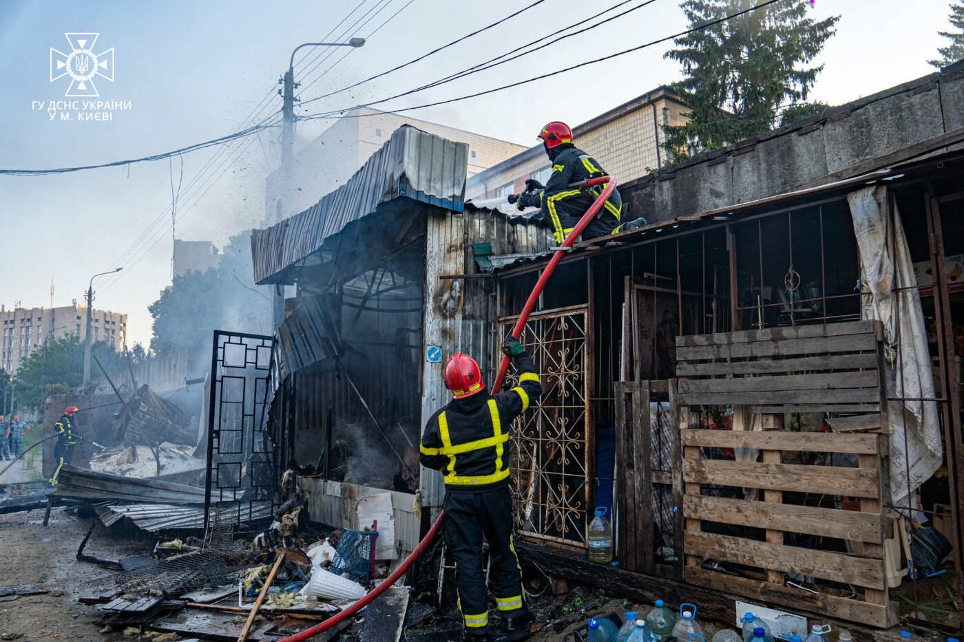 В Киеве из-за мусора пылало здание