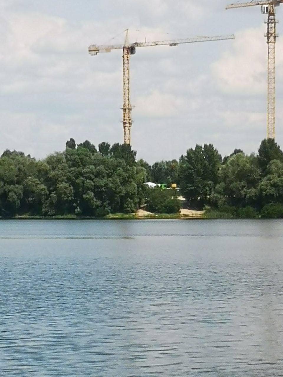 Відновлено скандальне будівництво ЖК біля озер на Осокорках