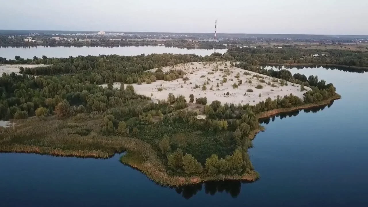 Экопарк осокорки. Экопарк Осокорки Киев. Застройка вокруг озера. Парк Тяглое озеро. Экопарка «Осокорки» Киев.