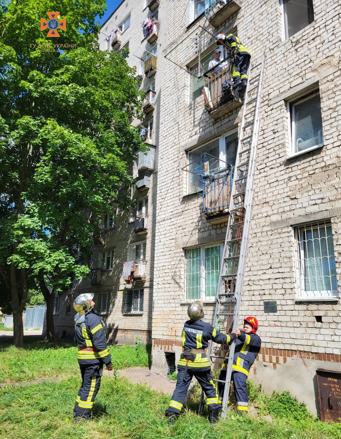 Рятувальники допомогли чоловіку спуститися з балкону четвертого поверху