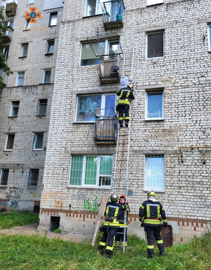 Рятувальники допомогли чоловіку спуститися з балкону четвертого поверху