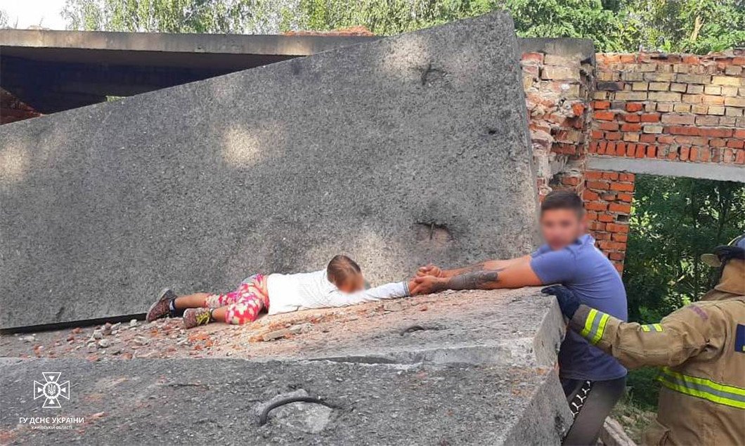 На Київщині врятували дитину з-під завалів