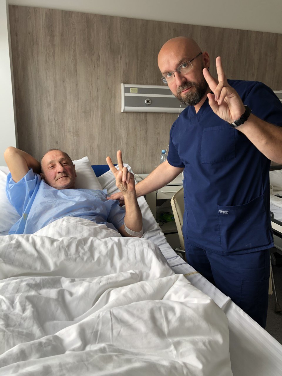 Ортопед-травматолог Александр Галузинский с пациентом