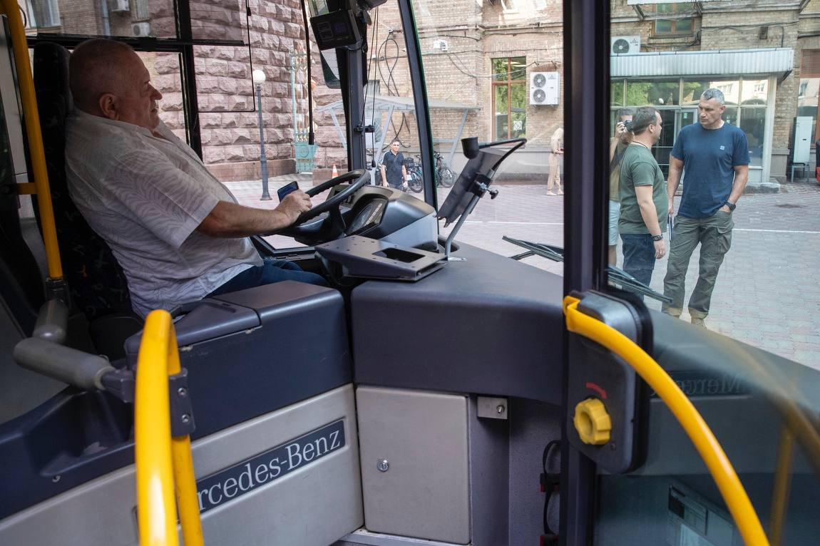 Київ отримав ще три автобуси та карети швидкої допомоги