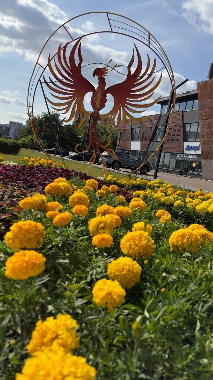 У столиці на проспекті Бажана висадили нову квіткову композицію