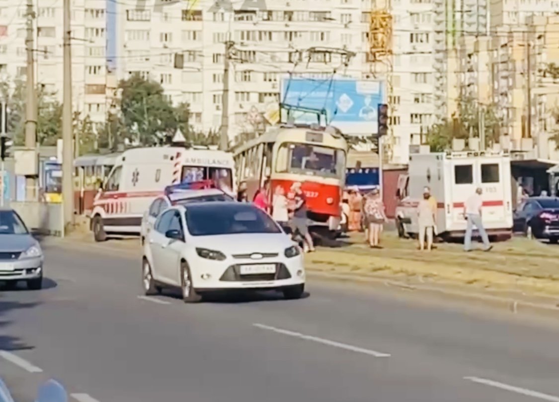 У Києві з рейок зійшов вагон трамваю