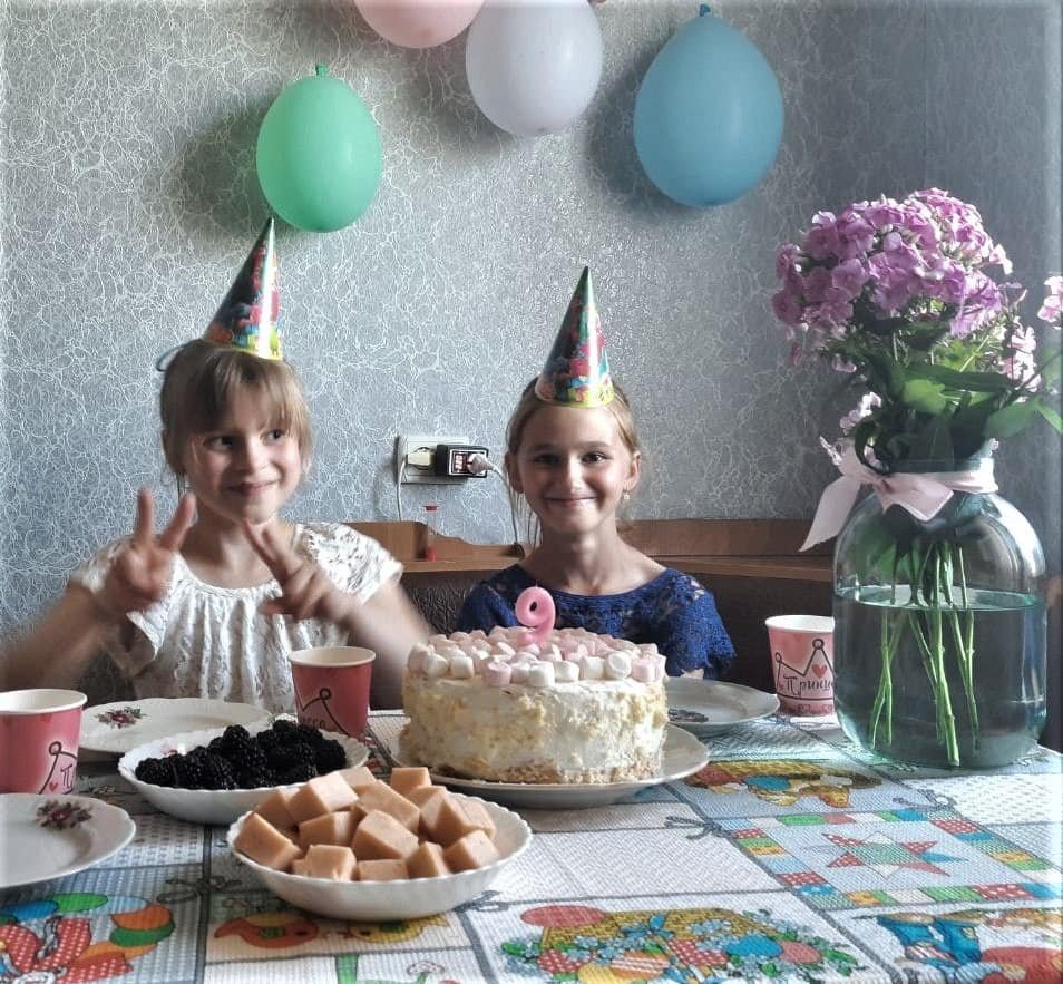 На Київщині дівчинка передала волонтерам кошти, які їй подарували на день народження