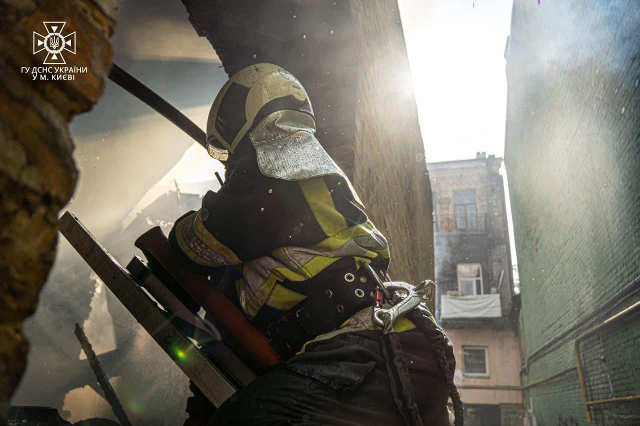У центрі столиці спалахнула пожежа в недіючій будівлі