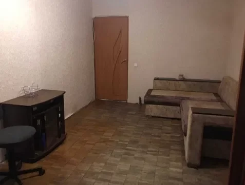 Кімната у трикімнатній квартирі