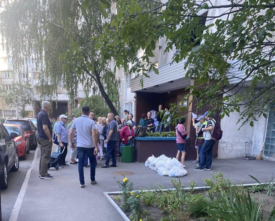 У Києві депутат “Слуги Народу” роздавав продуктові набори
