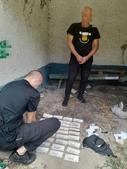 В Киевской области задержали двух мужчин, незаконно торговавших оружием