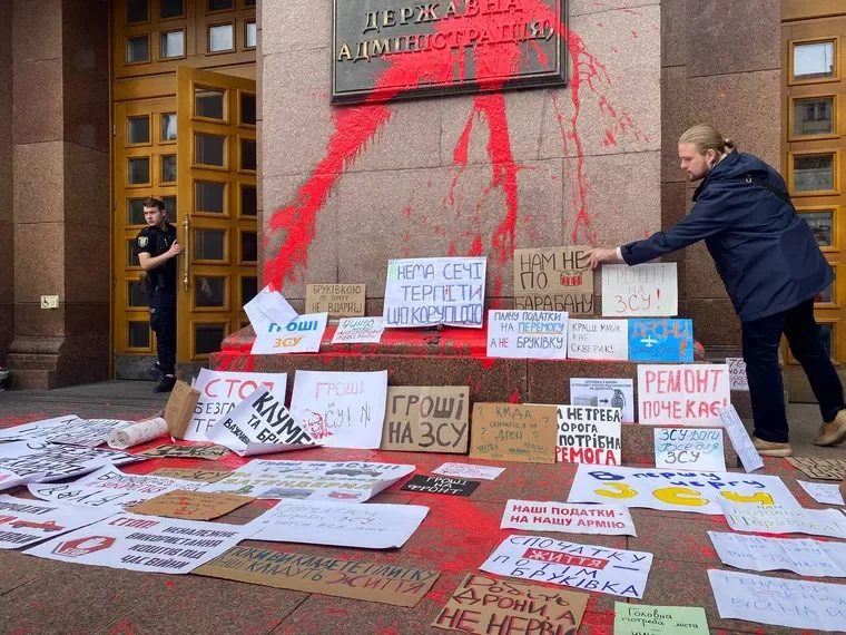 Мітингувальники у Києві облили фарбою будівлю КМДА