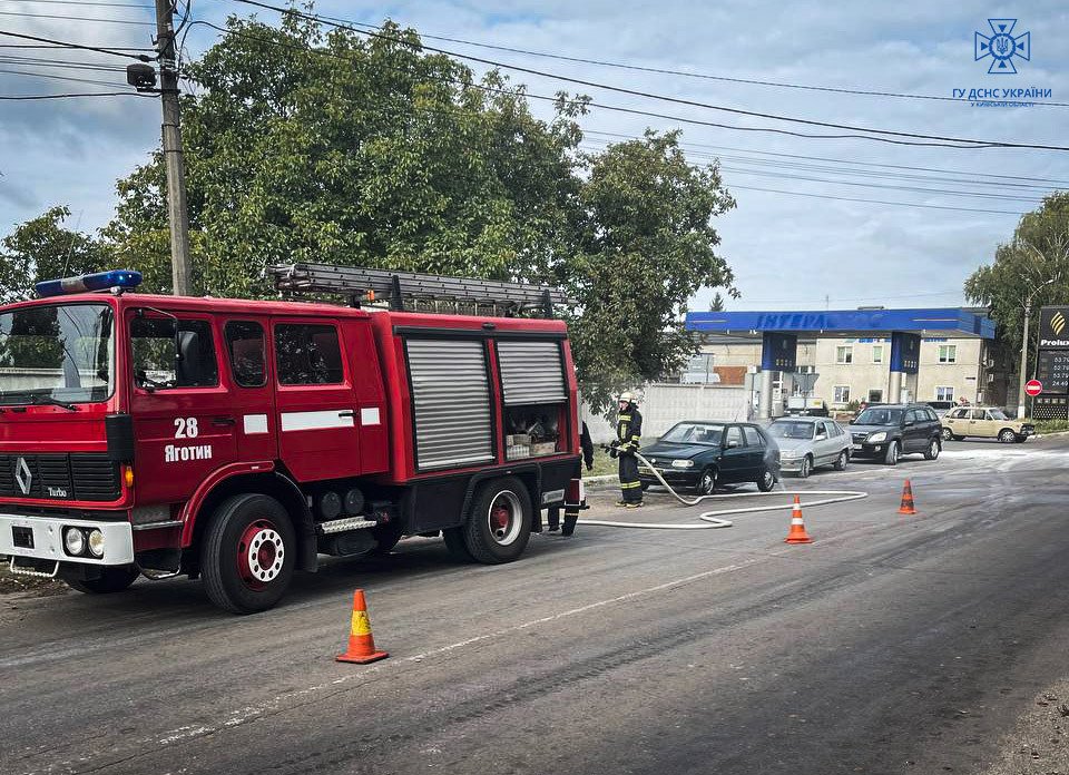 На Київщині посеред дороги загорівся автомобіль