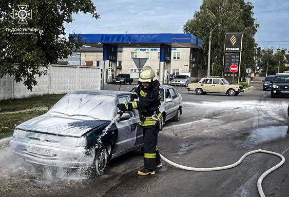 На Київщині посеред дороги загорівся автомобіль