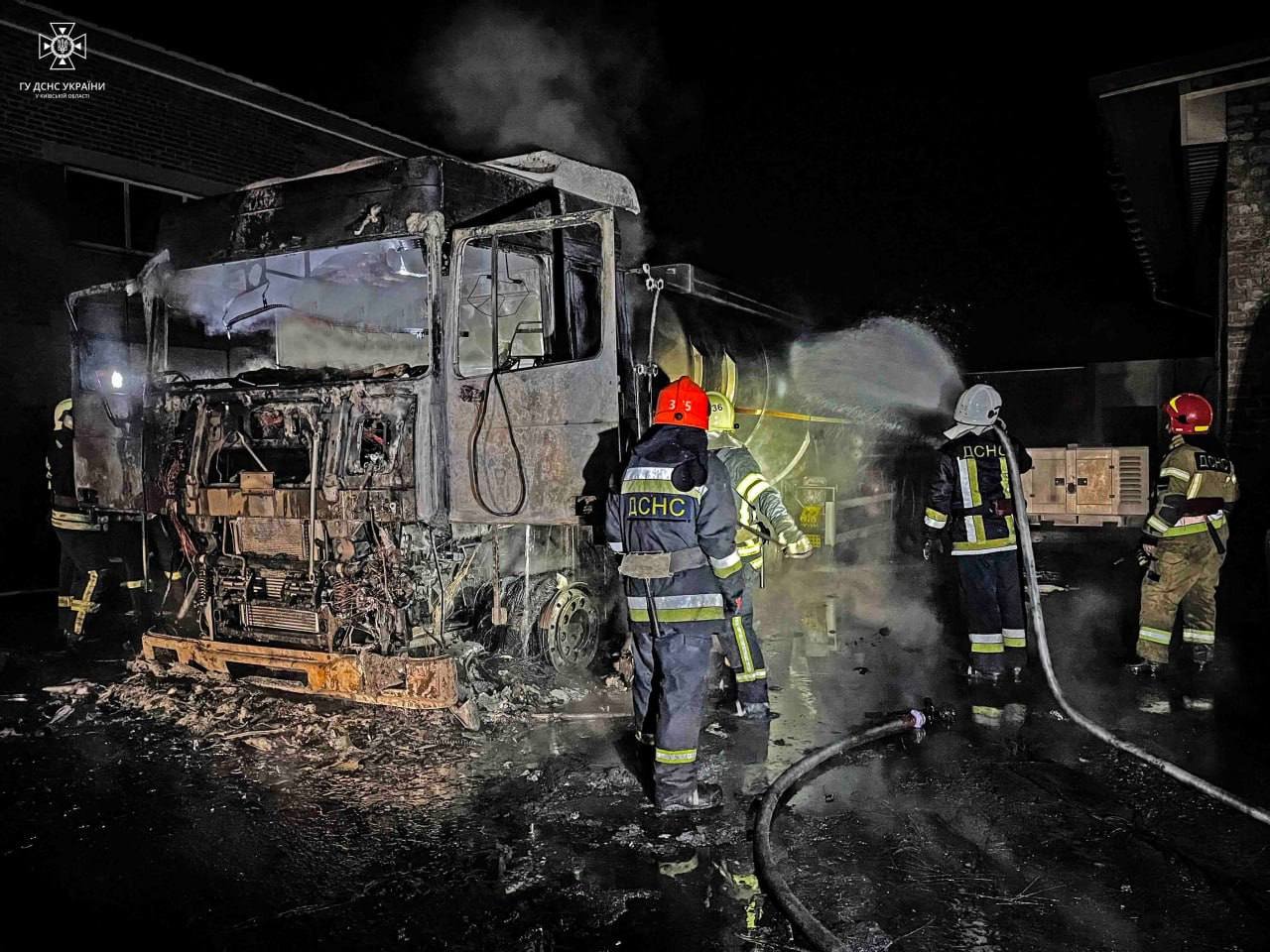 В Киевской области горели бензовоз и микроавтобусы