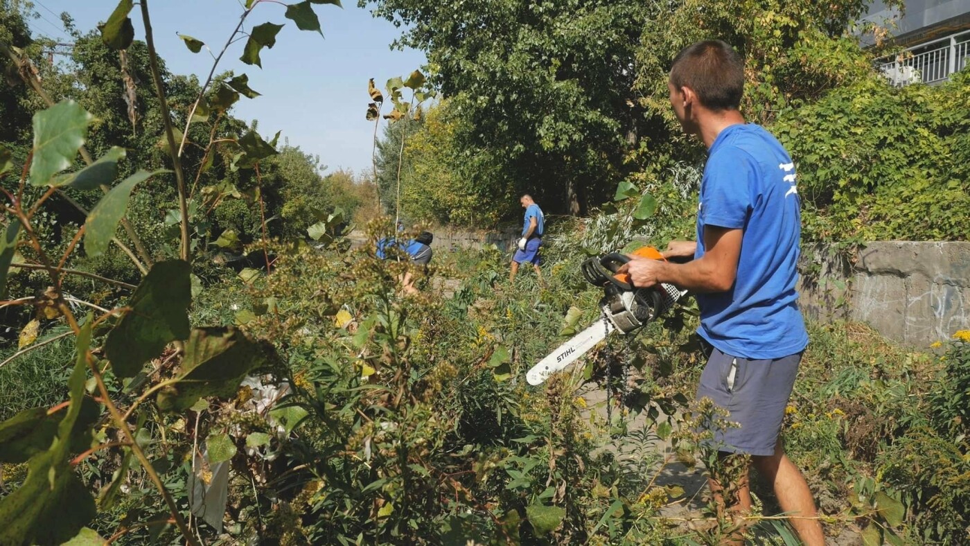 У Києві прибрали від рослинності та сміття річку Либідь