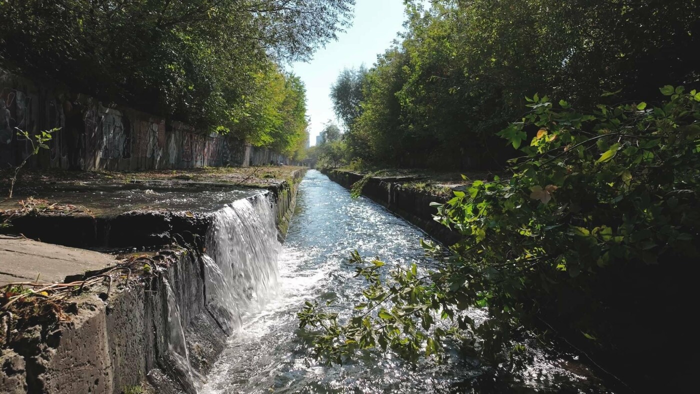 В Киеве убрали от растительности и мусора реку Лыбидь