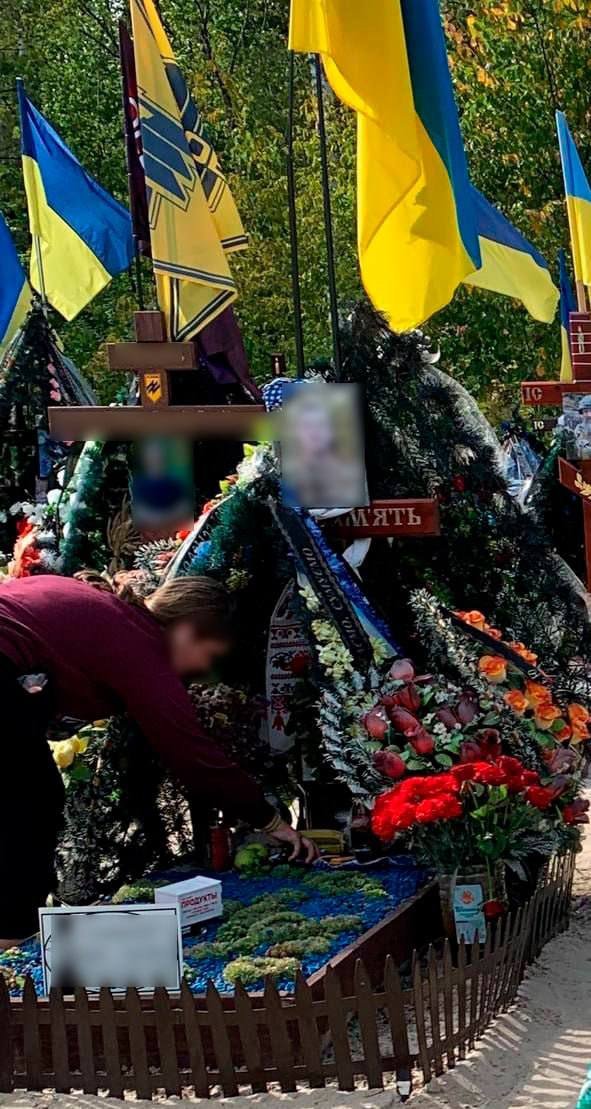 В Киеве школьники обворовывали могилы павших Героев
