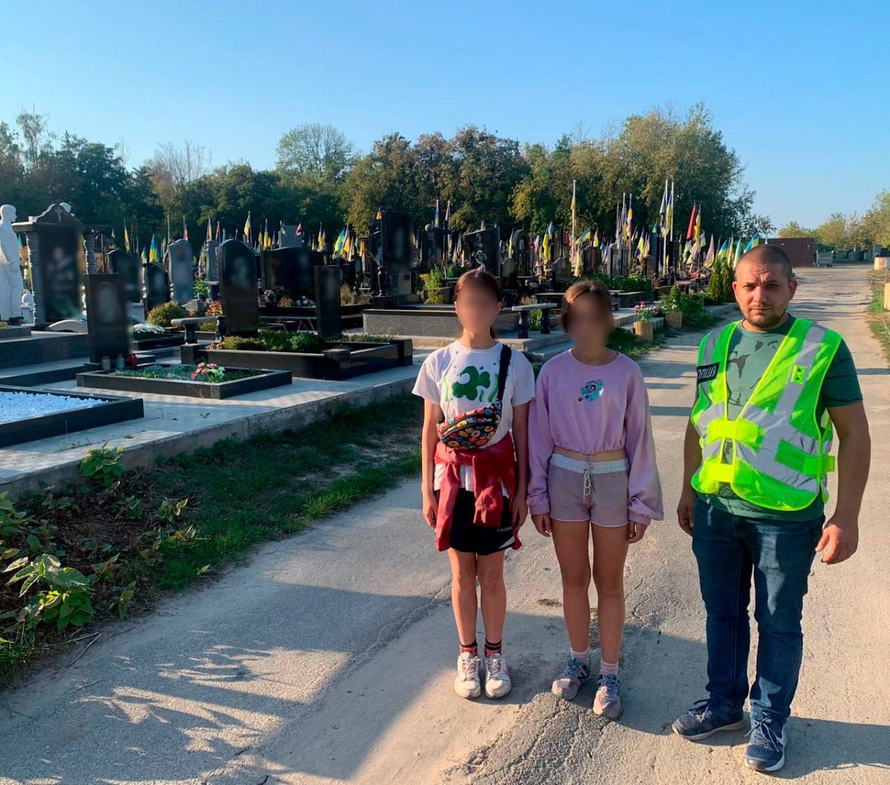 В Киеве школьники обворовывали могилы павших Героев