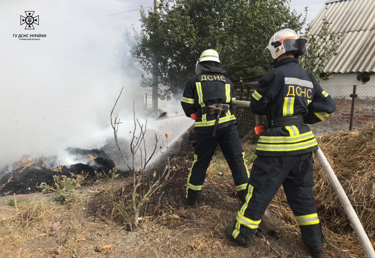 На Київщині горіло сміттєзвалище та тюки з соломою