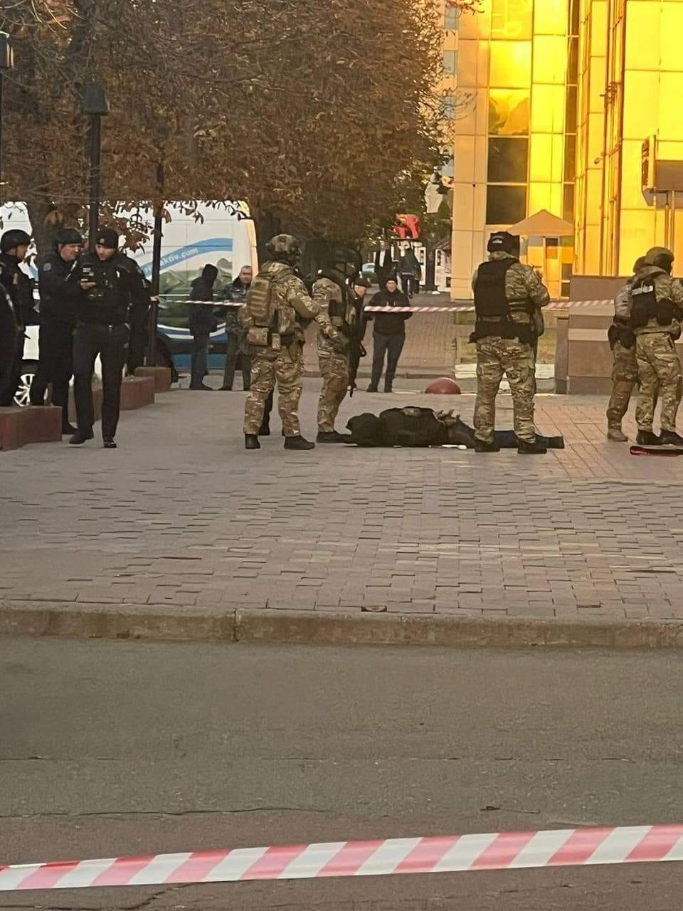 У Києві озброєний чоловік захопив бізнес-центр і влаштував стрілянину