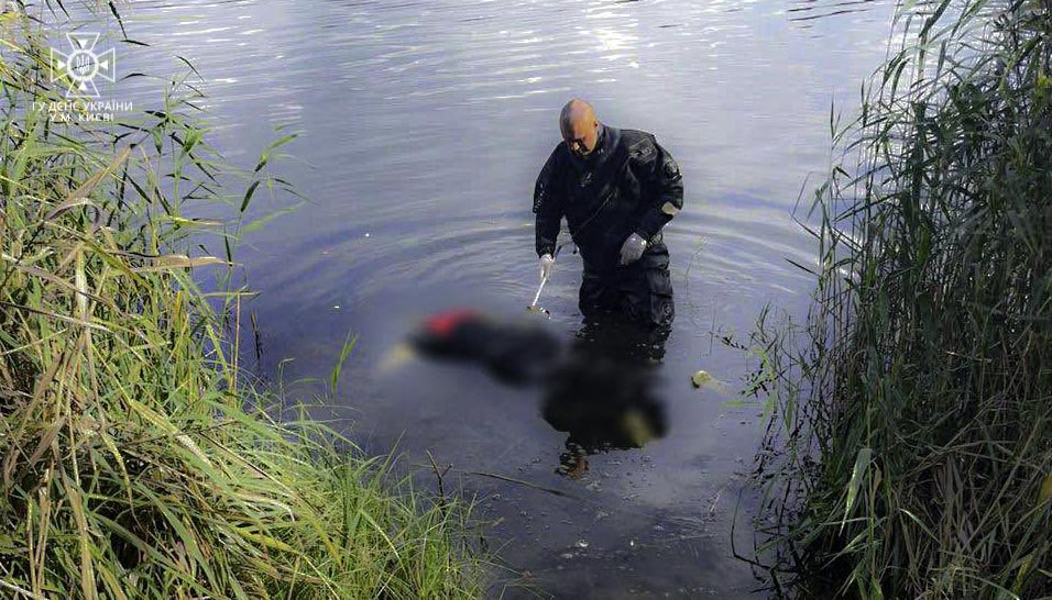 Столичні рятувальники дістали тіло потопельниці з озера