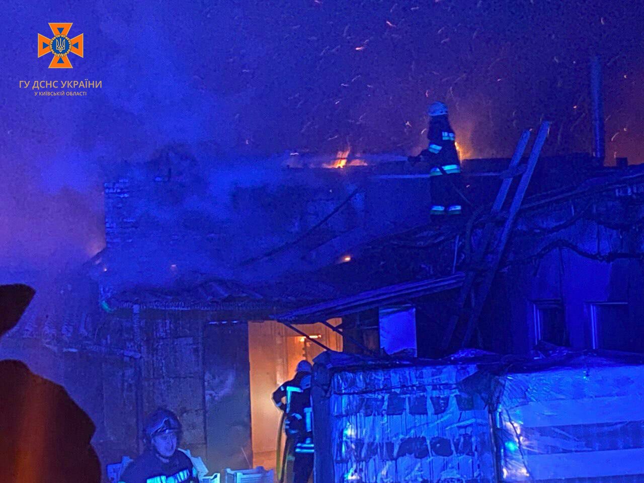 На Київщині сталось загоряння у складському приміщенні