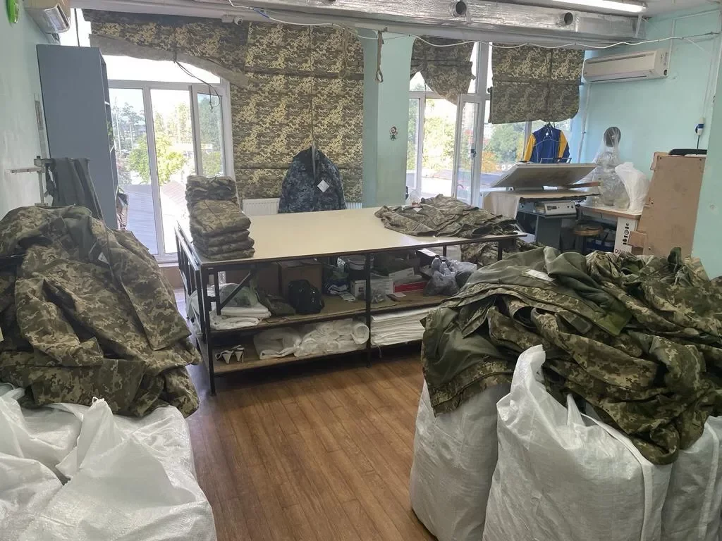 У Києві судитимуть директора швейної фабрики, який поставляв неякісний одяг військовим