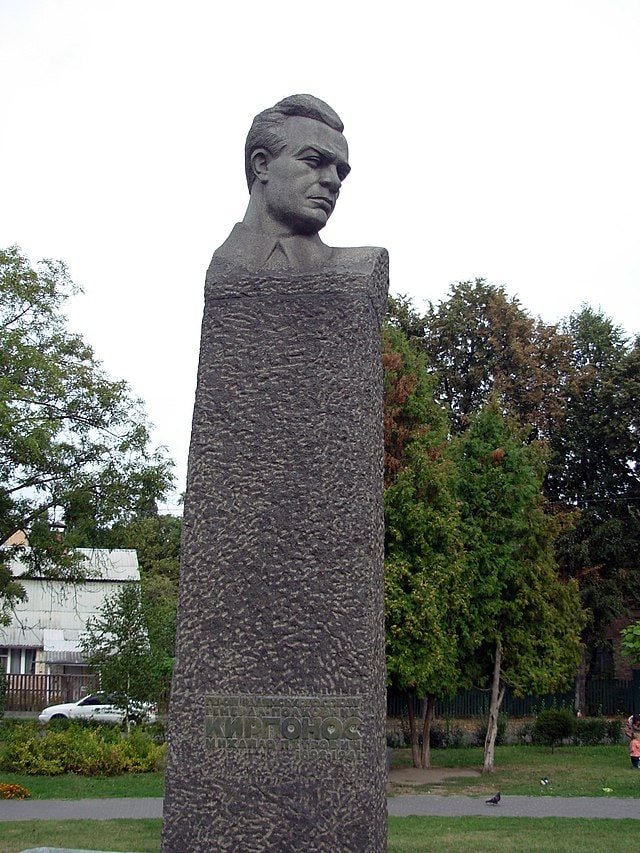 В Києві демонтували пам'ятник комуністу Михайлу Кирпоносу