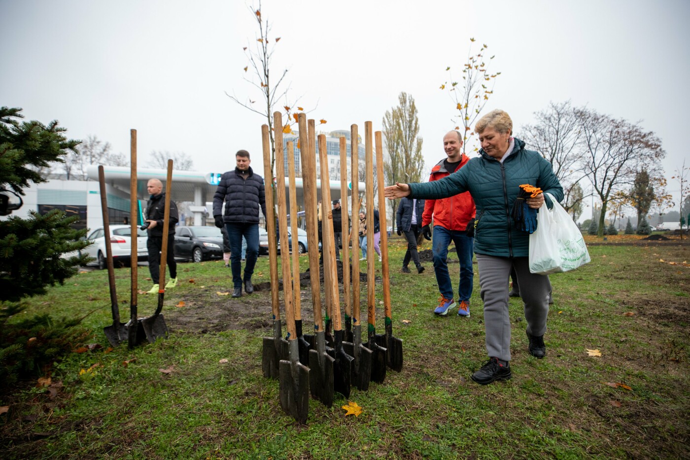 У столиці продовжується осіннє озеленення міста