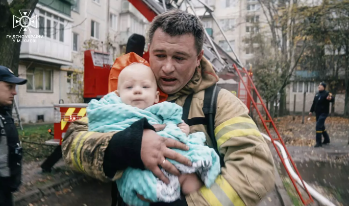 У Києві з палаючої квартири врятували немовля