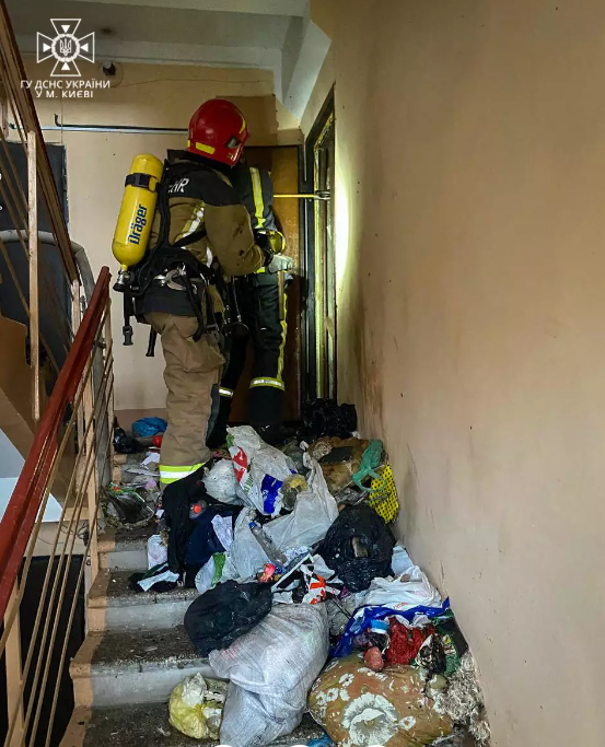 В Києві вогнеборці ліквідували пожежу у квартирі