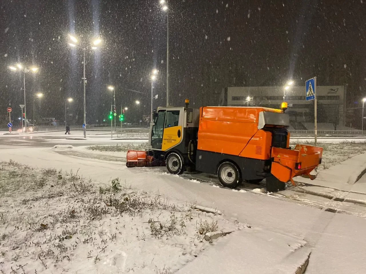 В Киеве коммунальщики вышли на уборку снега